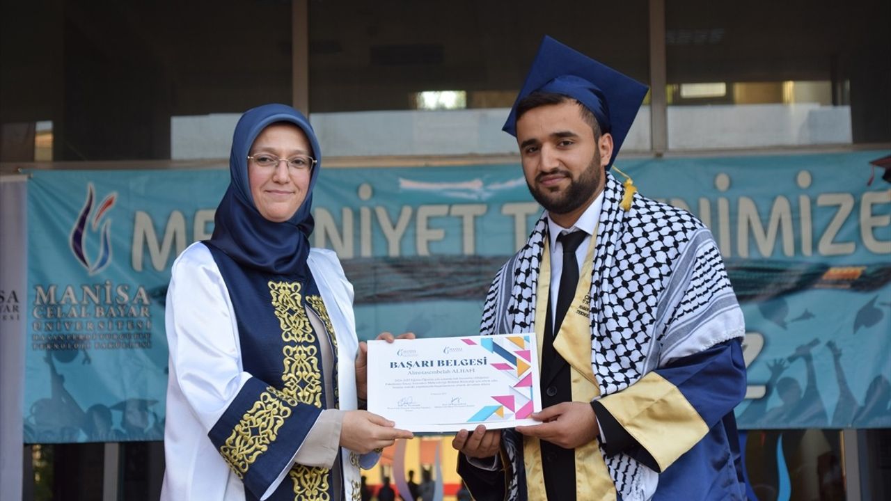 Filistinli Öğrenci Manisa'da Birincilikle Mezun Oldu