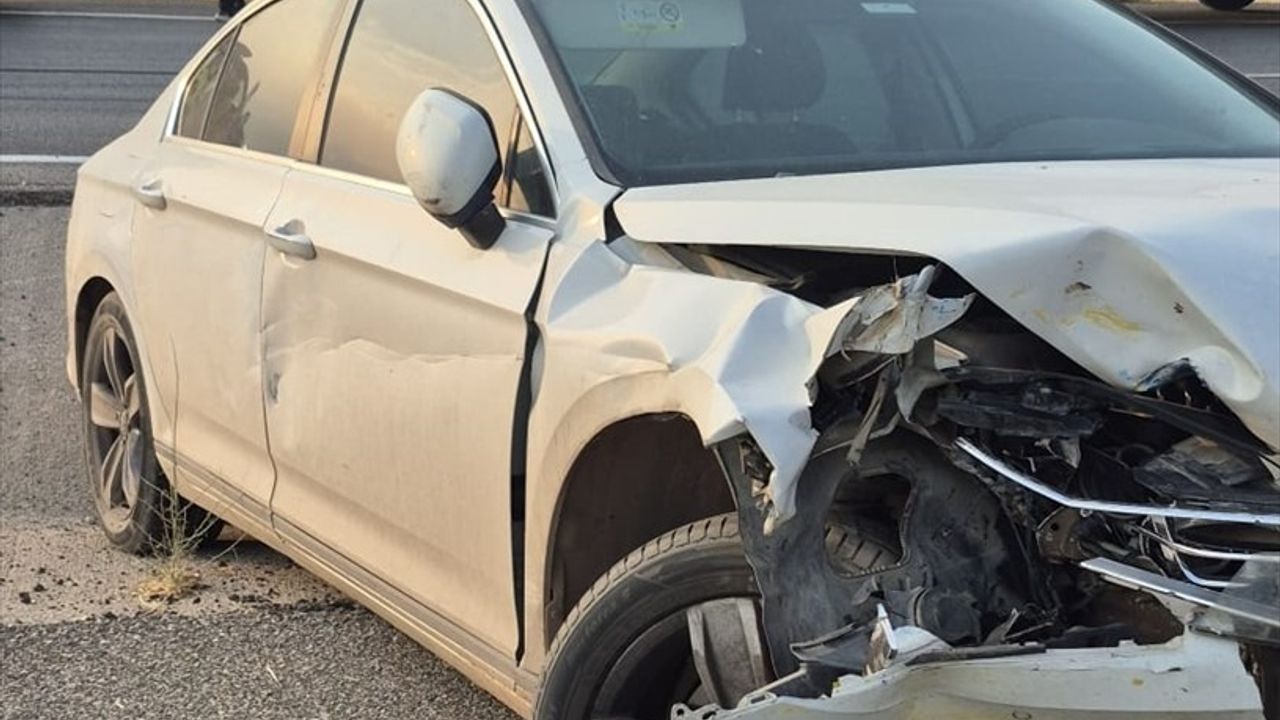 Gaziantep'te Biçerdöver ve Otomobil Kazası: 3 Yaralı