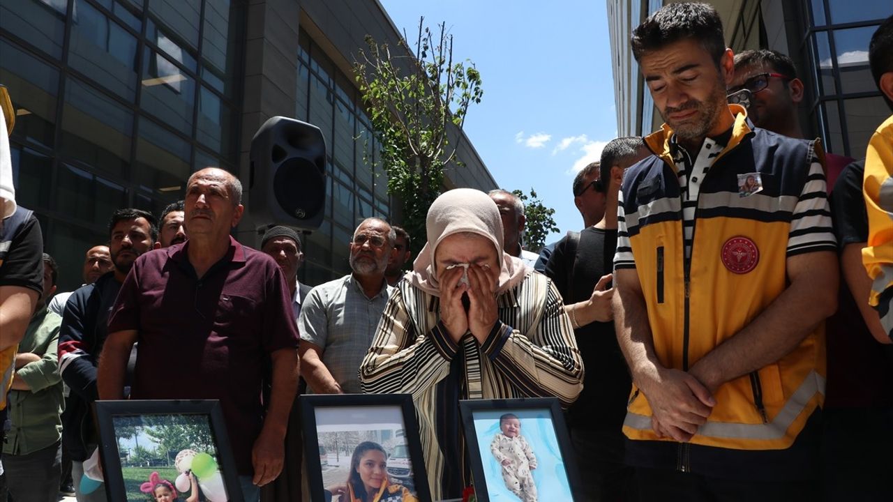 Gaziantep'te Kazada Hayatını Kaybeden Anne ve İki Çocuğu İçin Tören Düzenlendi