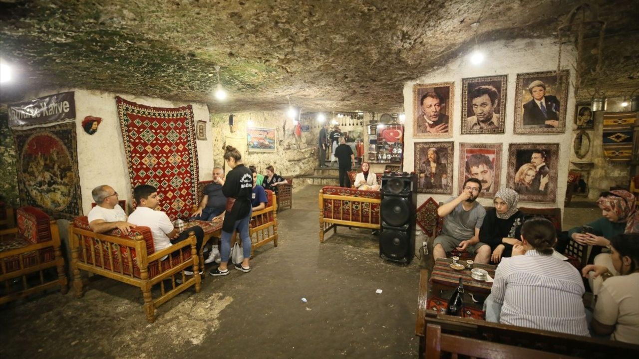 Gaziantep'teki 500 Yıllık Mağara Kafede Ziyaretçi Yoğunluğu