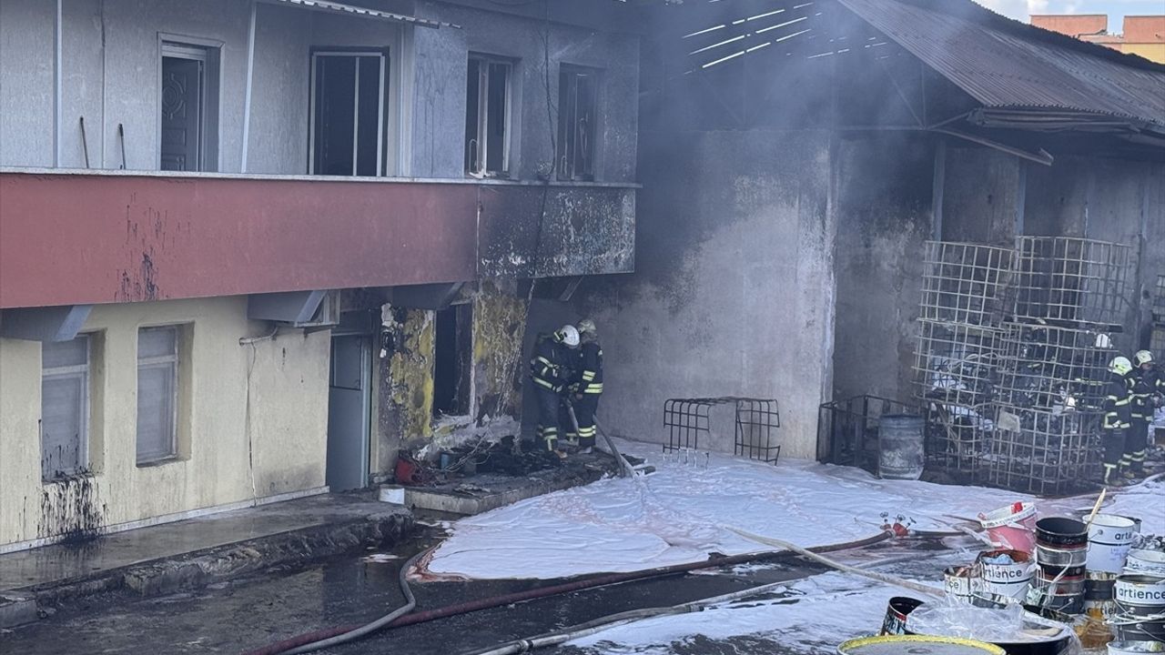 Gaziantep'teki Geri Dönüşüm Tesisinde Yangın Kontrol Altına Alındı