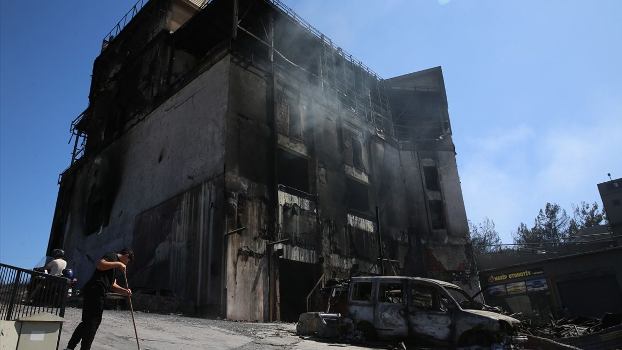Gaziemir'deki Yangında Galericiler Sitesinde Hasar Ortaya Çıktı