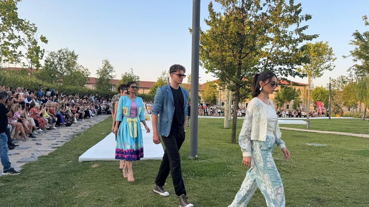 Geleceğin Tasarımcıları Rami Kütüphanesi'nde Defile Düzenledi