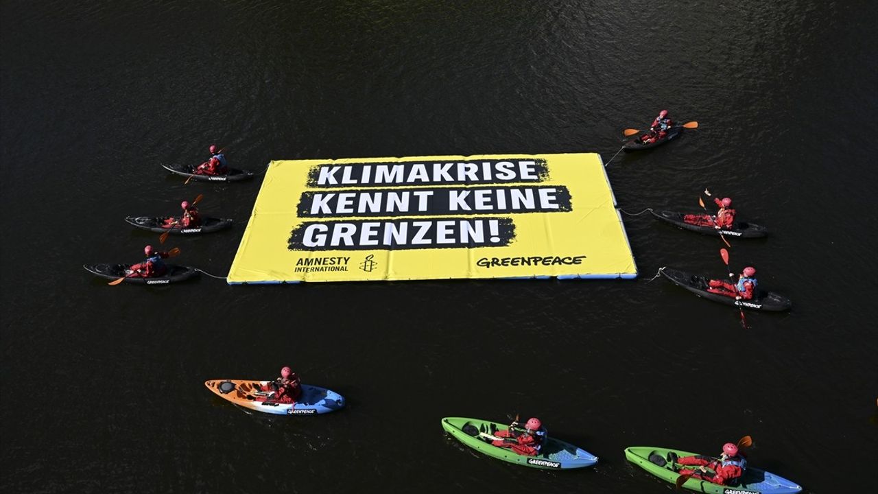 Greenpeace ve Uluslararası Af Örgütü'nden Berlin'de Farkındalık Eylemi