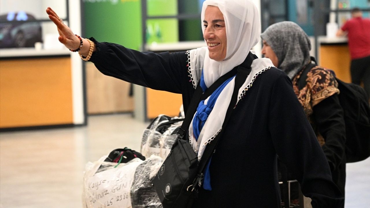 Hac İbadetini Tamamlayanlar Kayseri'ye Döndü
