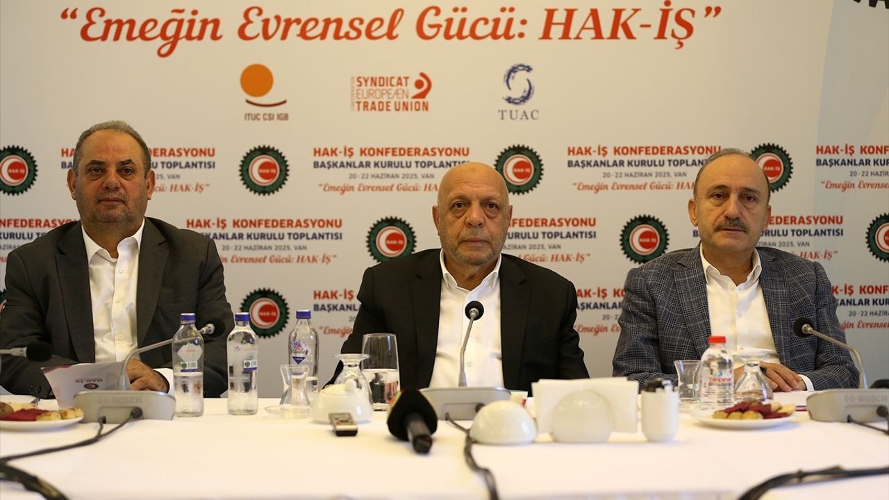 HAK-İŞ Genel Başkanı Arslan, Van'da Başkanlar Kurulu Toplantısı'nda Eğitime Dair Önemli Mesajlar Verdi