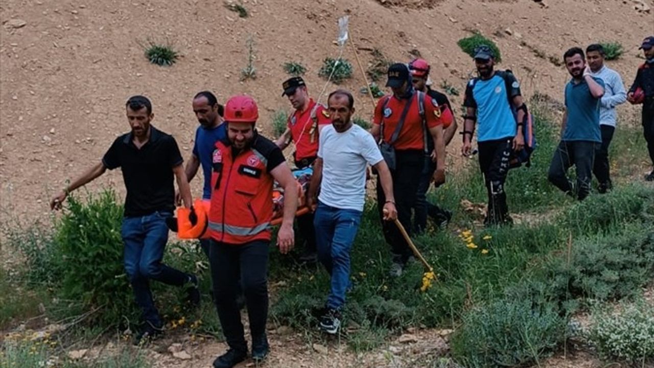 Hakkari'de Dağda Düşen Yaralıya Hızla Müdahale