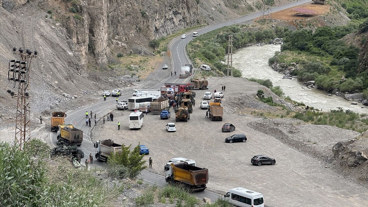 Hakkari'de Midibüs Kazası: 12 Asker Yaralandı