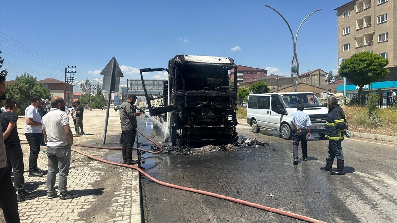 Hakkari'de Tır Yangını: Motor Kısmı Yanarak Kullanılamaz Hale Geldi