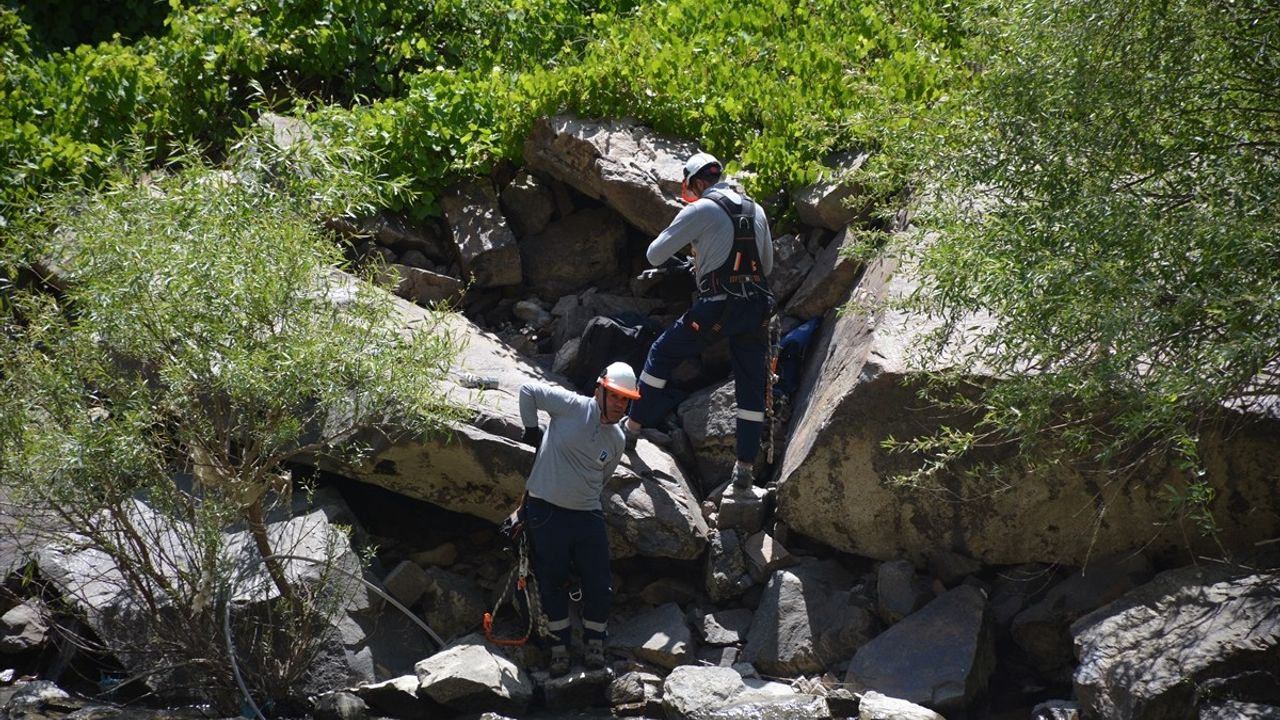 Hakkari'de Zap Suyu'nu Geçen Ekipler Elektrik Arızasını Giderdi