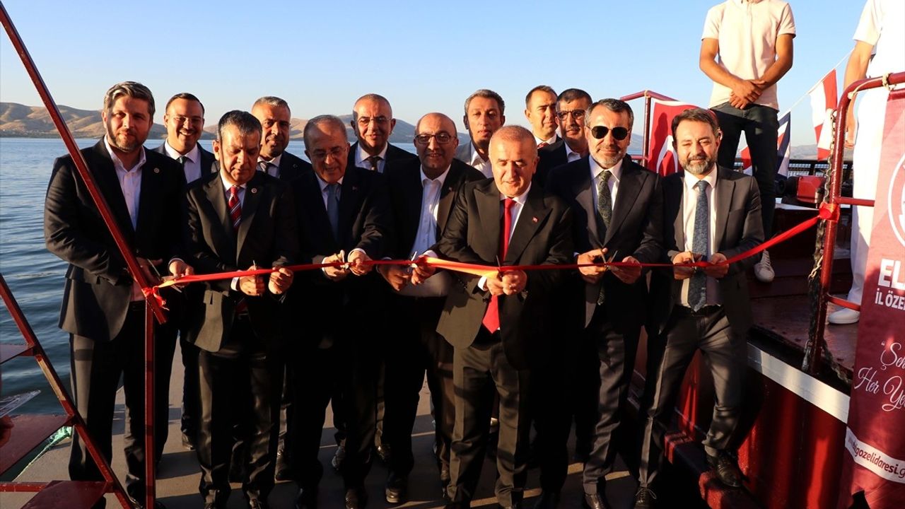 Hazar Gölü'nde Yeni Deniz Temizleme Aracı Hizmete Girdi