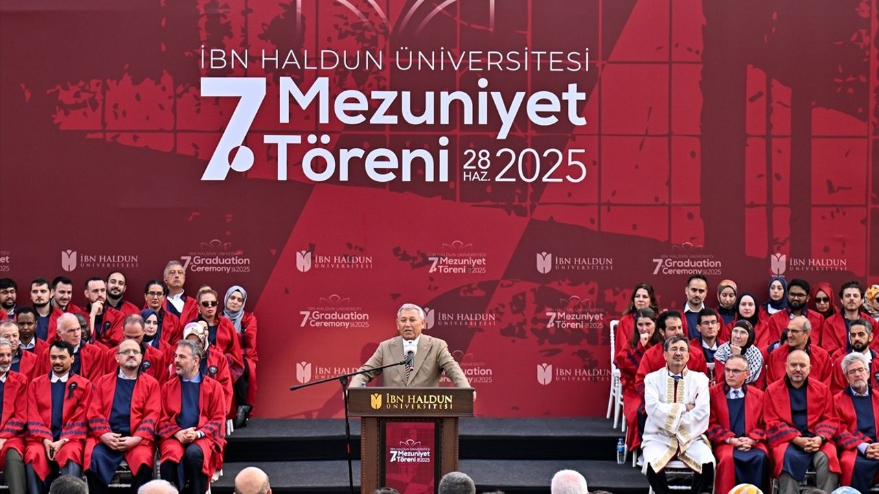 İbn Haldun Üniversitesi'nde Mezuniyet Heyecanı