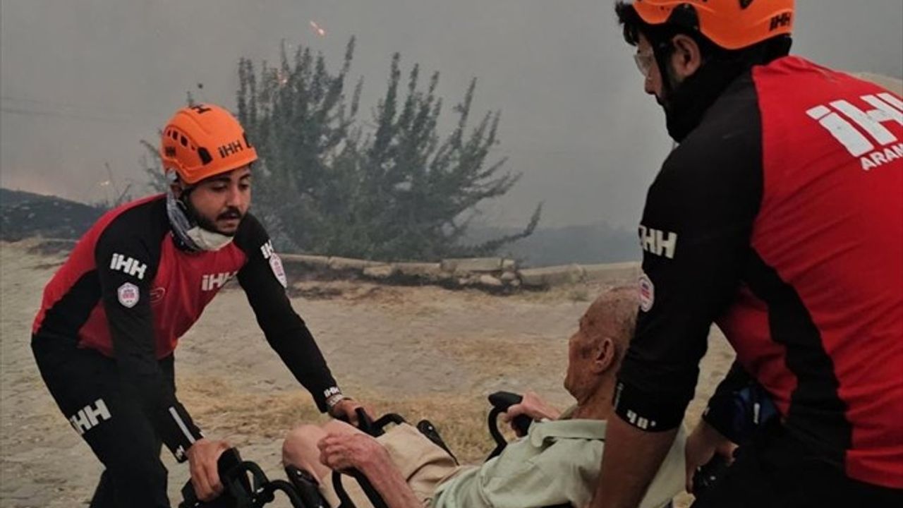 İHH Arama Kurtarma Ekibi Yangında Engelli Vatandaşı Kurtardı