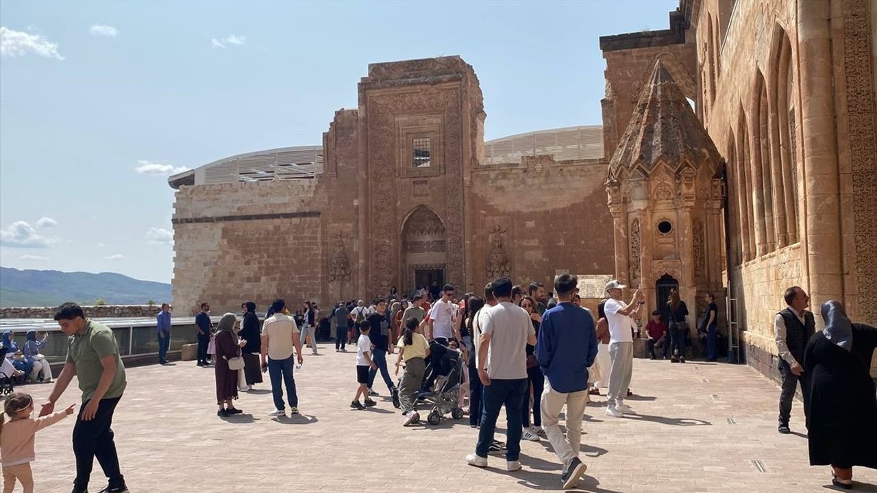 İshak Paşa Sarayı Bayramda Ziyaretçi Akınına Uğradı
