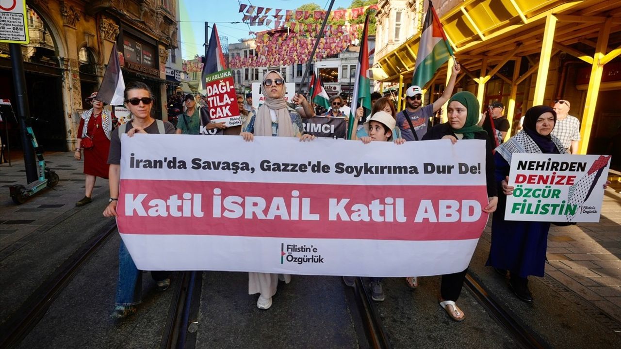 İsrail'in Saldırıları Beyoğlu'nda Protesto Edildi