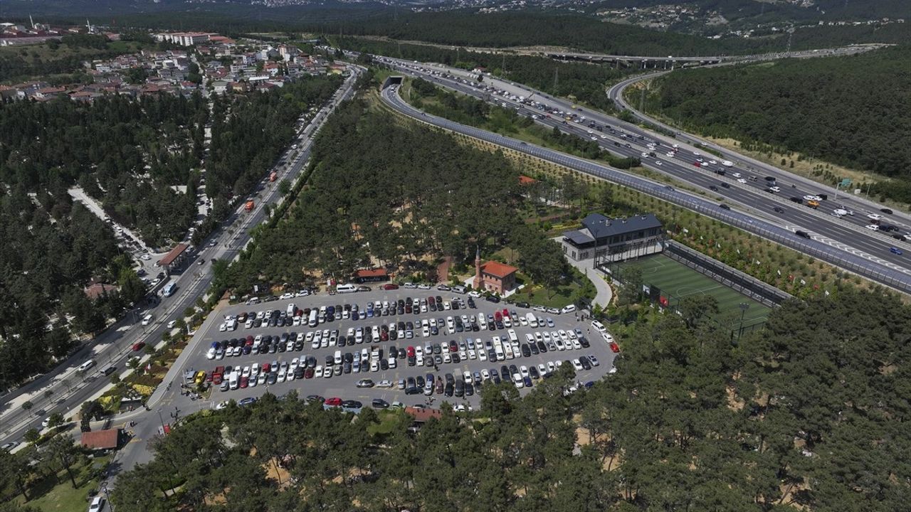 İstanbul'da Bayram Coşkusu: Sahil ve Parklar Dolu