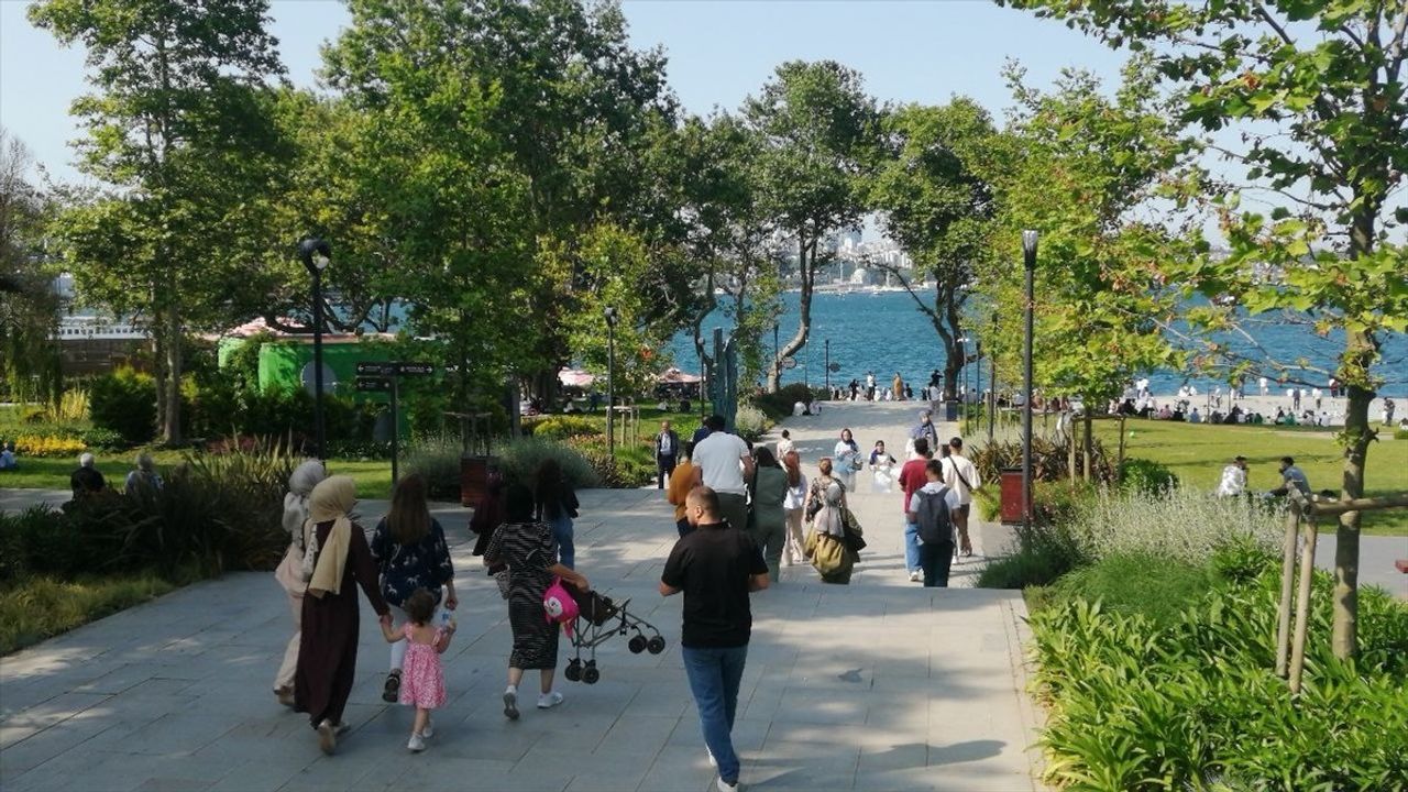 İstanbul'da Bayram Keyfi: Sahil ve Parklar Dolu