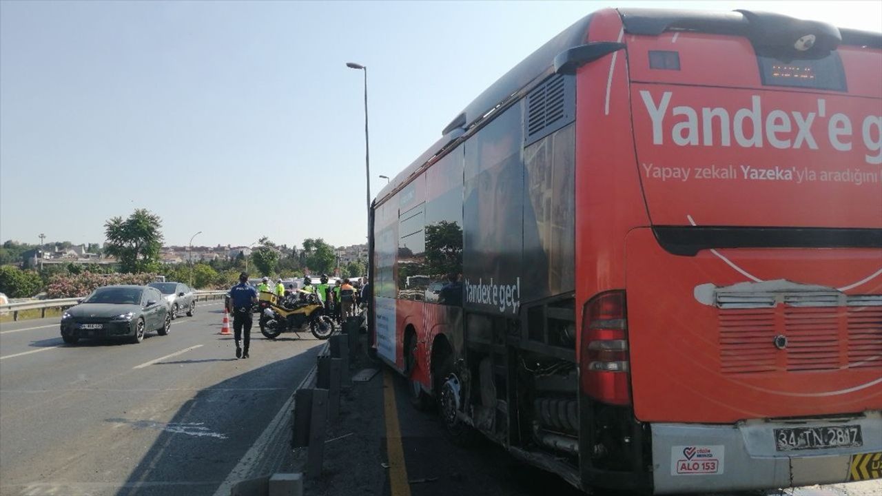 İstanbul'da Metrobüs Kazası: Kontrolden Çıkan Araç Bariyerlere Çarptı