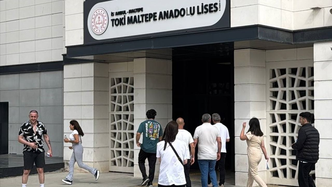 İstanbul'da Yükseköğretim Kurumları Sınavı (YKS) Başladı
