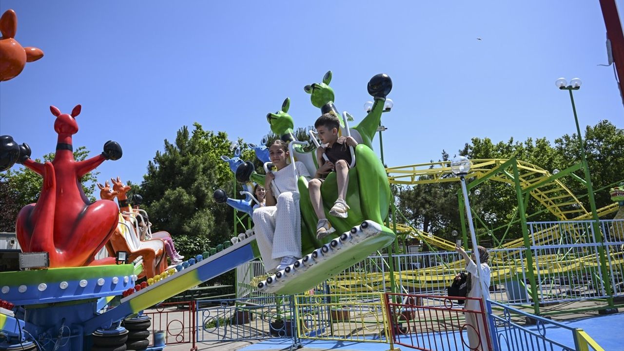 İstanbul'daki Eğlence Parklarında Bayram Coşkusu