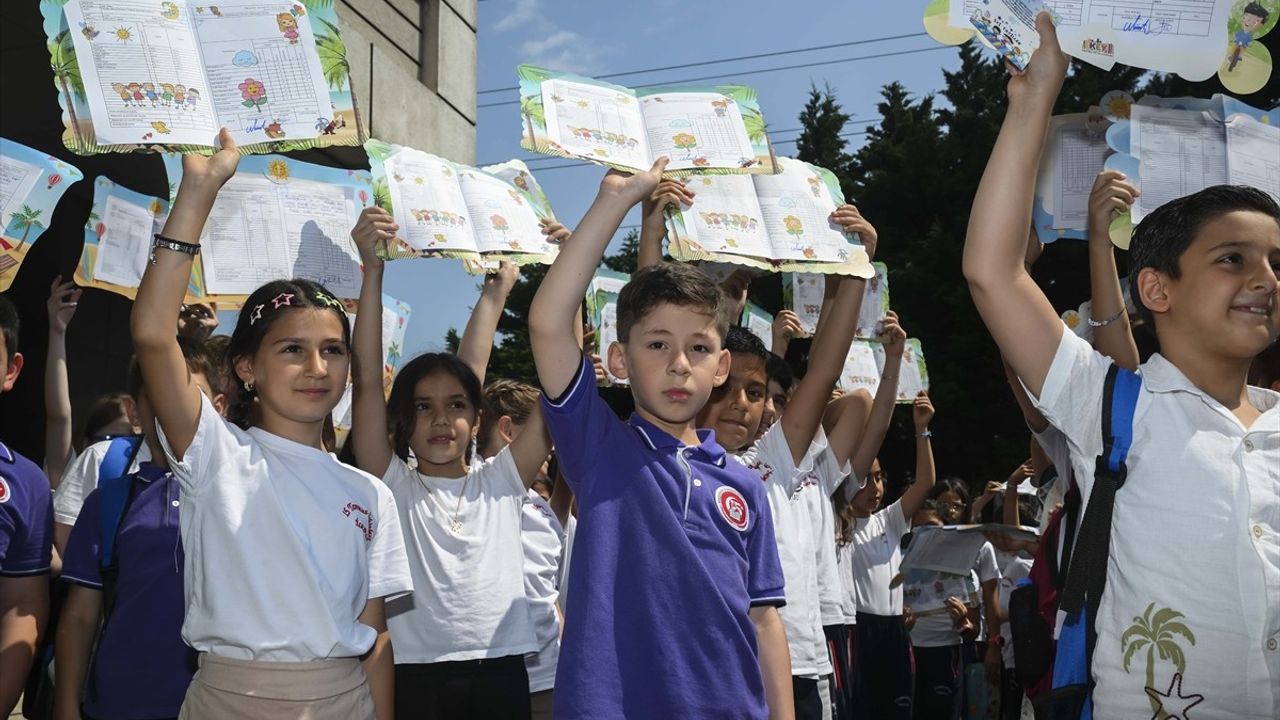 İstanbul'daki Öğrencilerin Karneleri Sahiplerine Ulaşırken