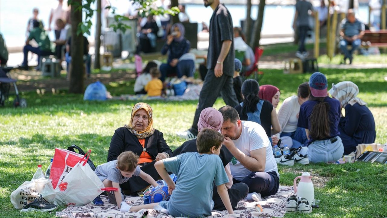 İstanbullular Kurban Bayramı'nı Sahil ve Parklarda Geçirdi