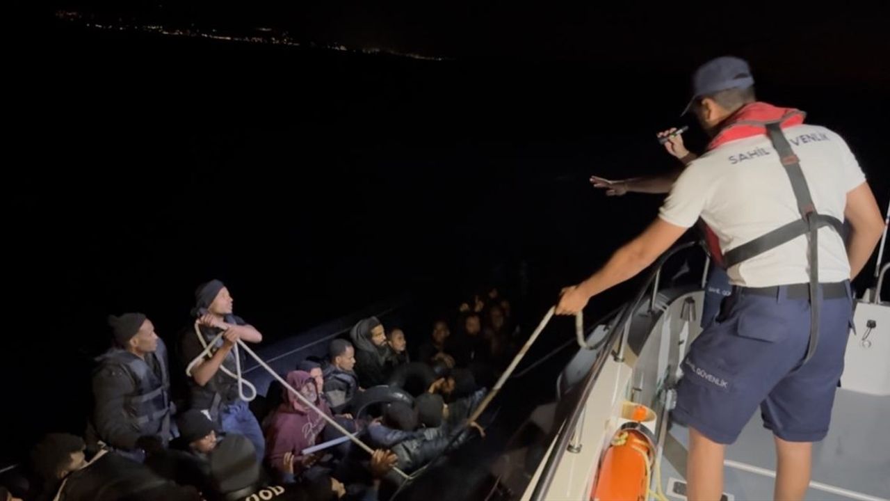 İzmir Açıklarında 42 Düzensiz Göçmen Kurtarıldı