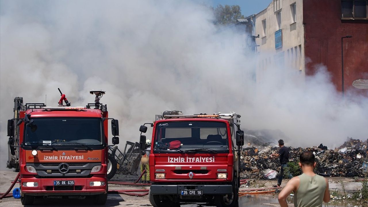 İzmir Ayakkabıcılar Sitesi'nde Yangın Kontrol Altına Alındı