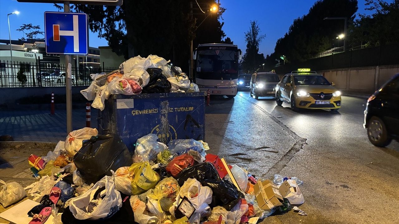 İzmir Buca'da Çöp Grevi: Sokaklarda Biriken Yığınlar