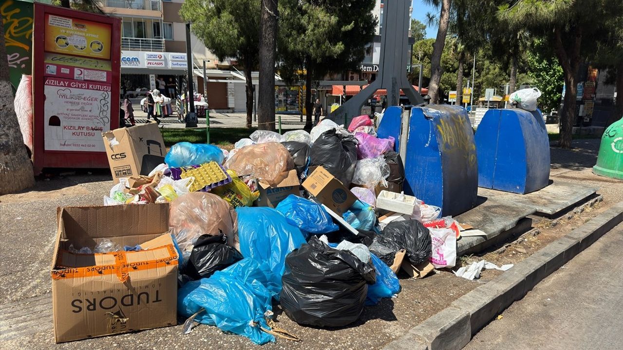 İzmir Buca'da Çöp Yığınları ve İşçi Grevi Tepkileri Artıyor