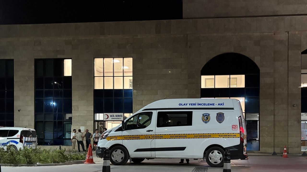 İzmir'de Bıçaklı Kavga: 1 Ölü, 2 Yaralı