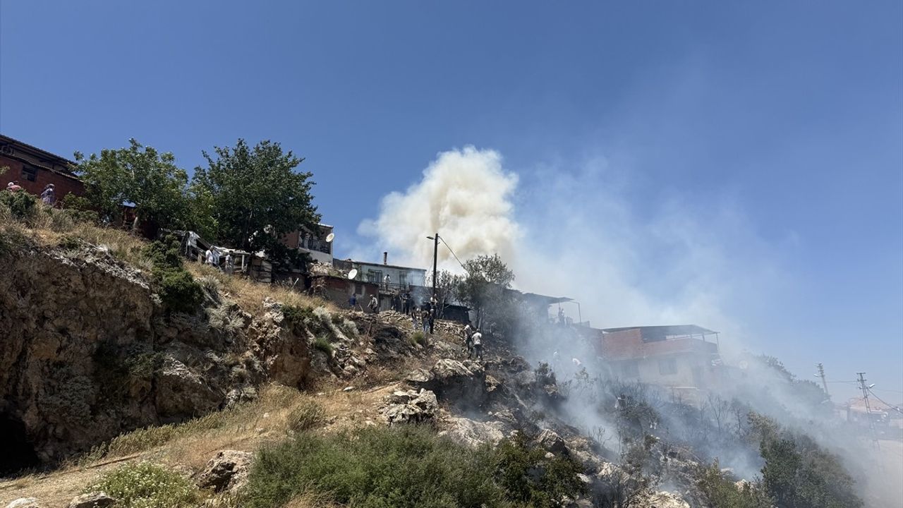 İzmir'de Çıkan Yangın Bir Evi Küle Çevirdi