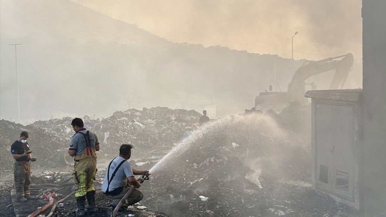 İzmir'de Geri Dönüşüm Tesisinde Yangın: 1 Şüpheli Gözaltında