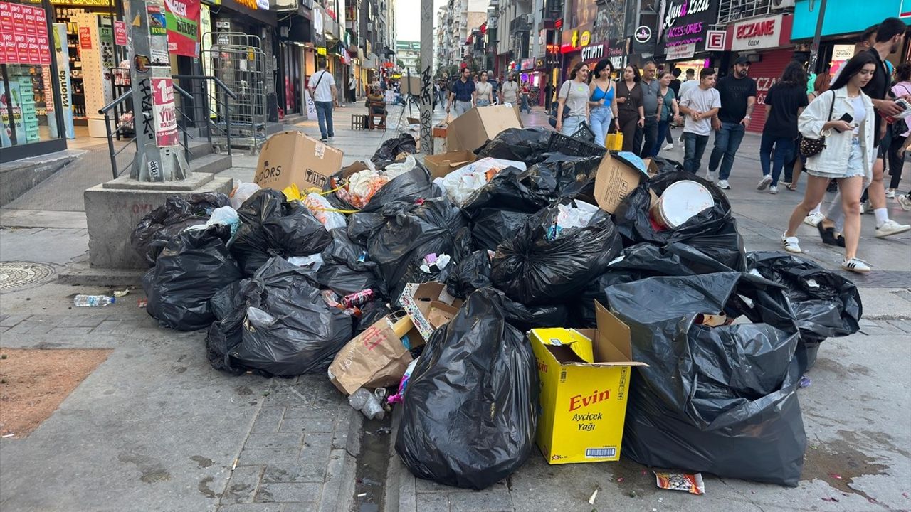 İzmir'de Grev Nedeniyle Çöpler Birikti, Tepkiler Yükseliyor