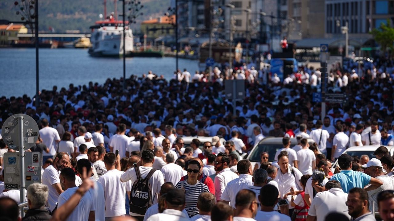 İzmir'de Grevdeki İşçilerden Cemil Tugay'a Tepki