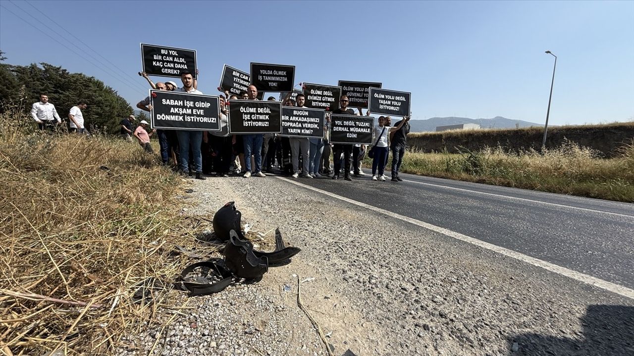 İzmir'de İşçiler Trafik Kazasında Hayatını Kaybeden Arkadaşları İçin Eylem Düzenledi
