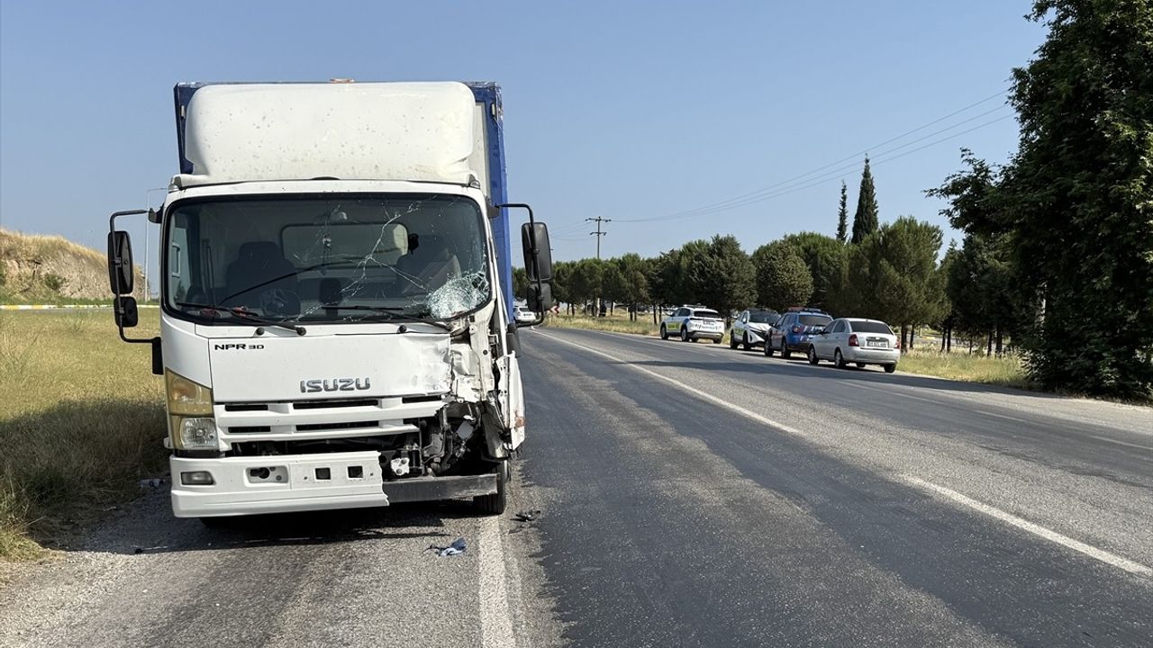 İzmir'de Kamyonet Motosikletlere Çarptı: 1 Ölü, 1 Yaralı