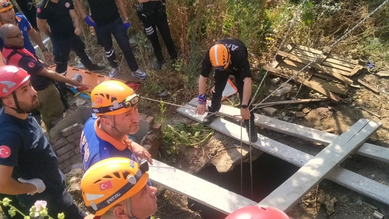 İzmir'de Kuyuya Düşen Anne ve İki Çocuk Kurtarıldı