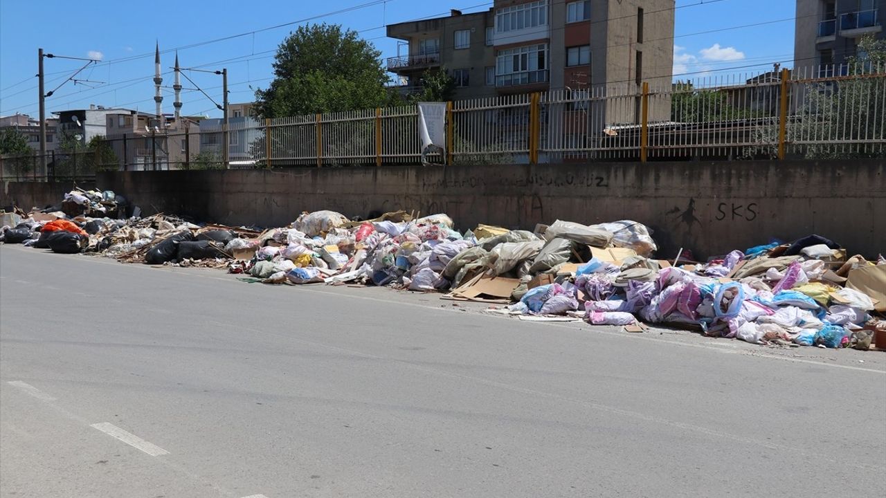 İzmir'de Mobilya Atıkları Tepki Çekiyor
