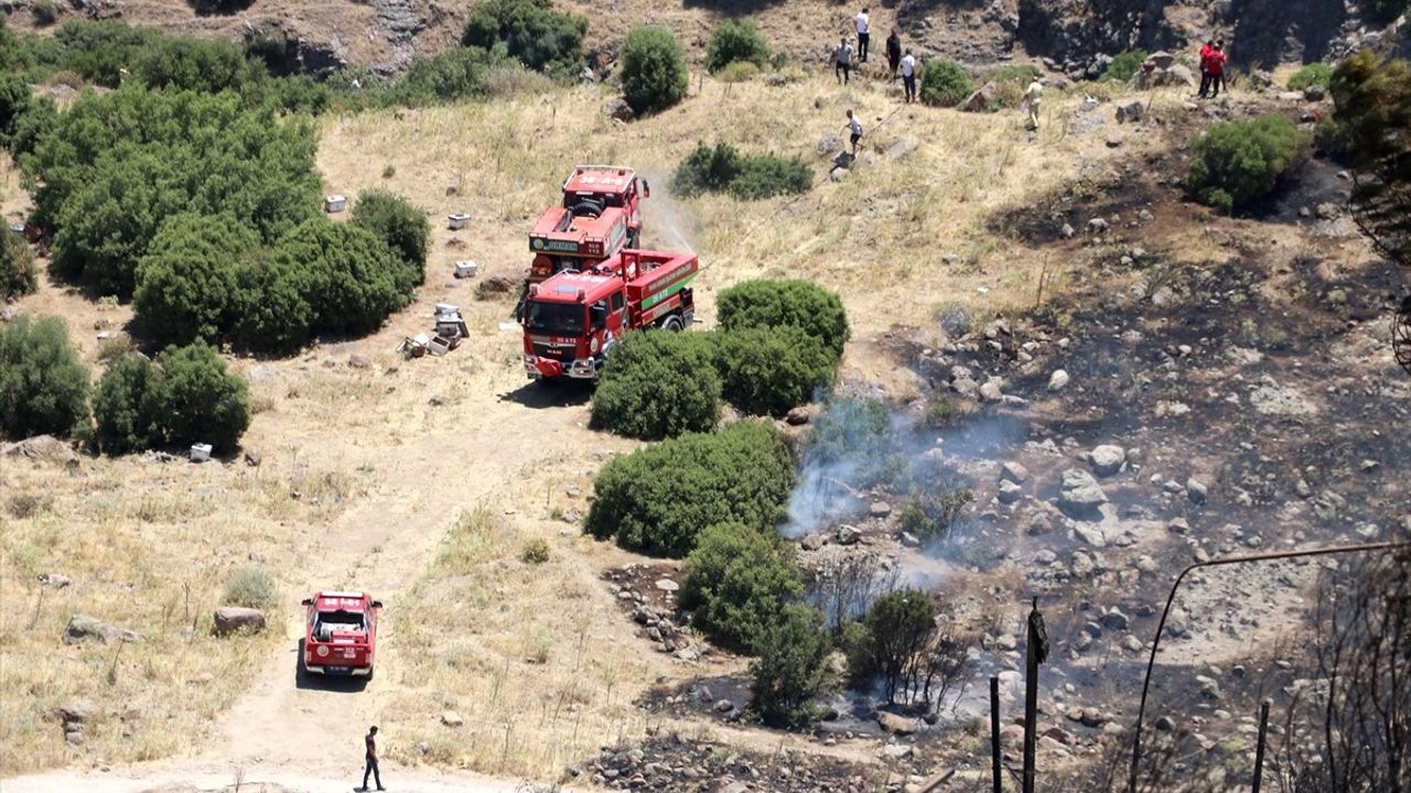 İzmir'de Otluk Alanlarda Yangın Kontrol Altına Alındı