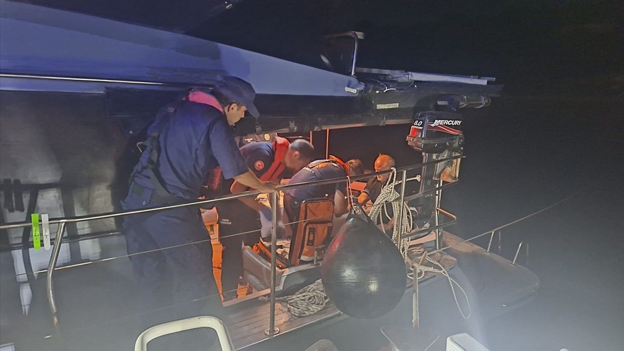 İzmir'de Tekne Faciası Önlenerek Tıbbi Tahliye Yapıldı