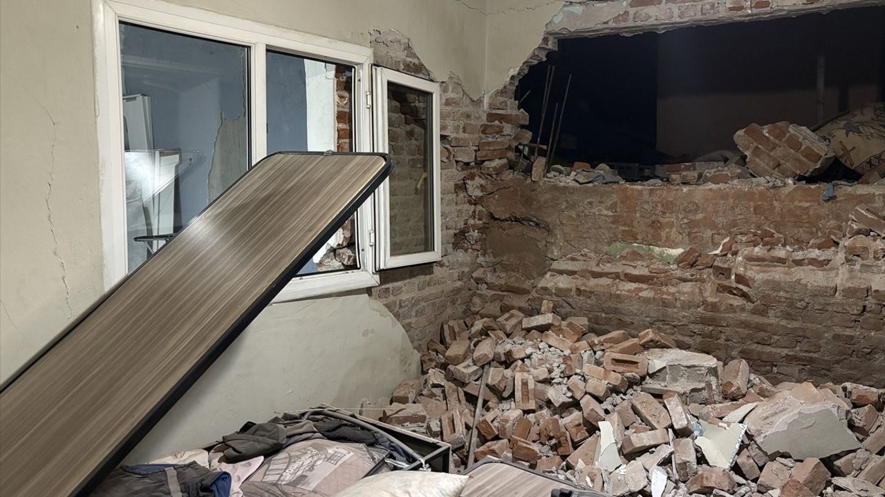 İzmir'de Tünel İnşaatı Yüzünden Yıkılan Ev ve Zor Durumdaki Aileler