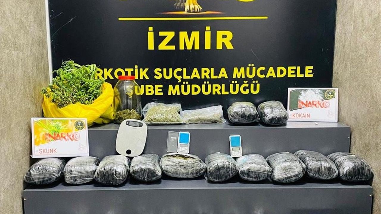 İzmir'de Uyuşturucu Operasyonu: 22 Kilo Esrar ve Skunk Ele Geçirildi