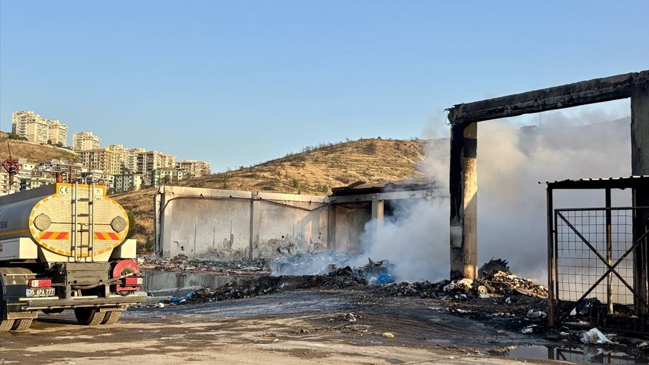 İzmir'de Yangın Paniği: Geri Dönüşüm Tesisi Alev Alev Yandı