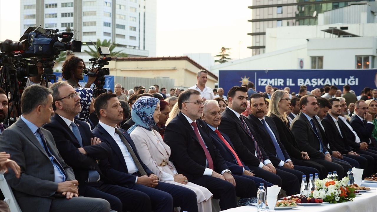 İzmir'deki Çöp Sorununa Politika Gölgesi