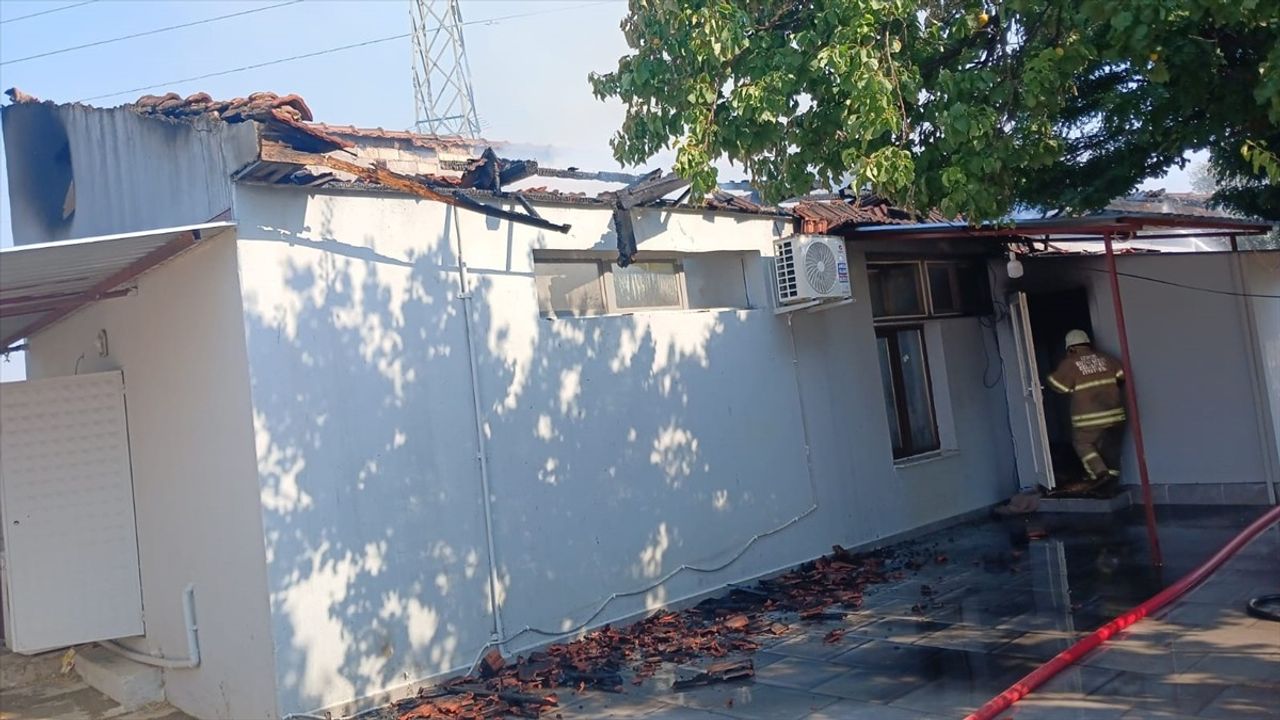 İzmir'deki Yangında Yaralanan Bebek Hastaneye Sevk Edildi