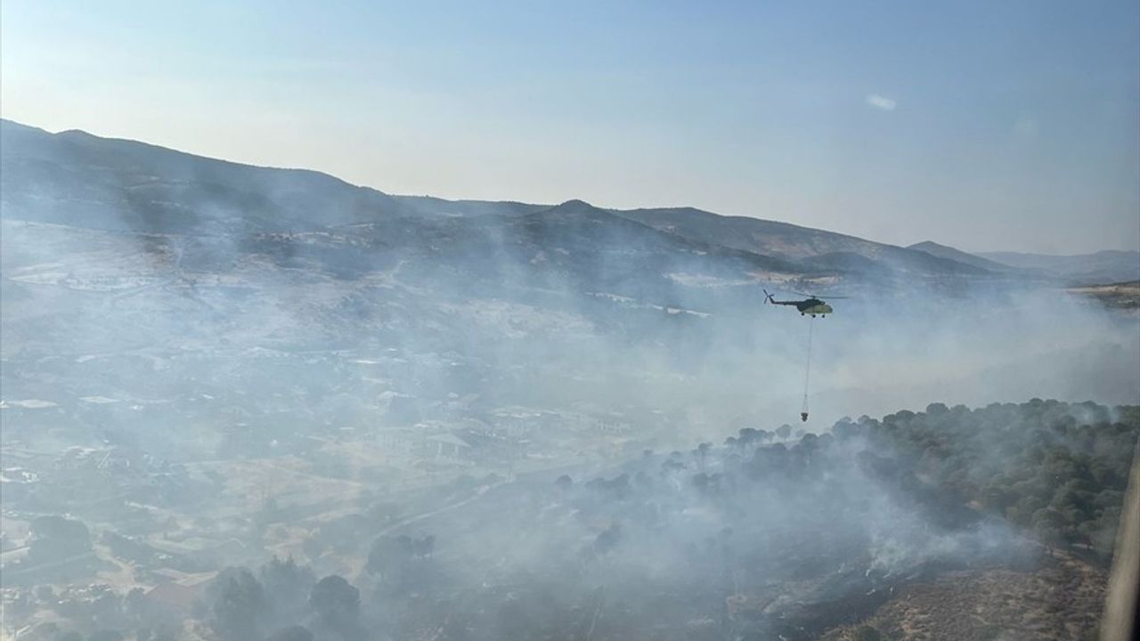İzmir Dikili'de Yangın Kontrol Altına Alınmaya Çalışılıyor