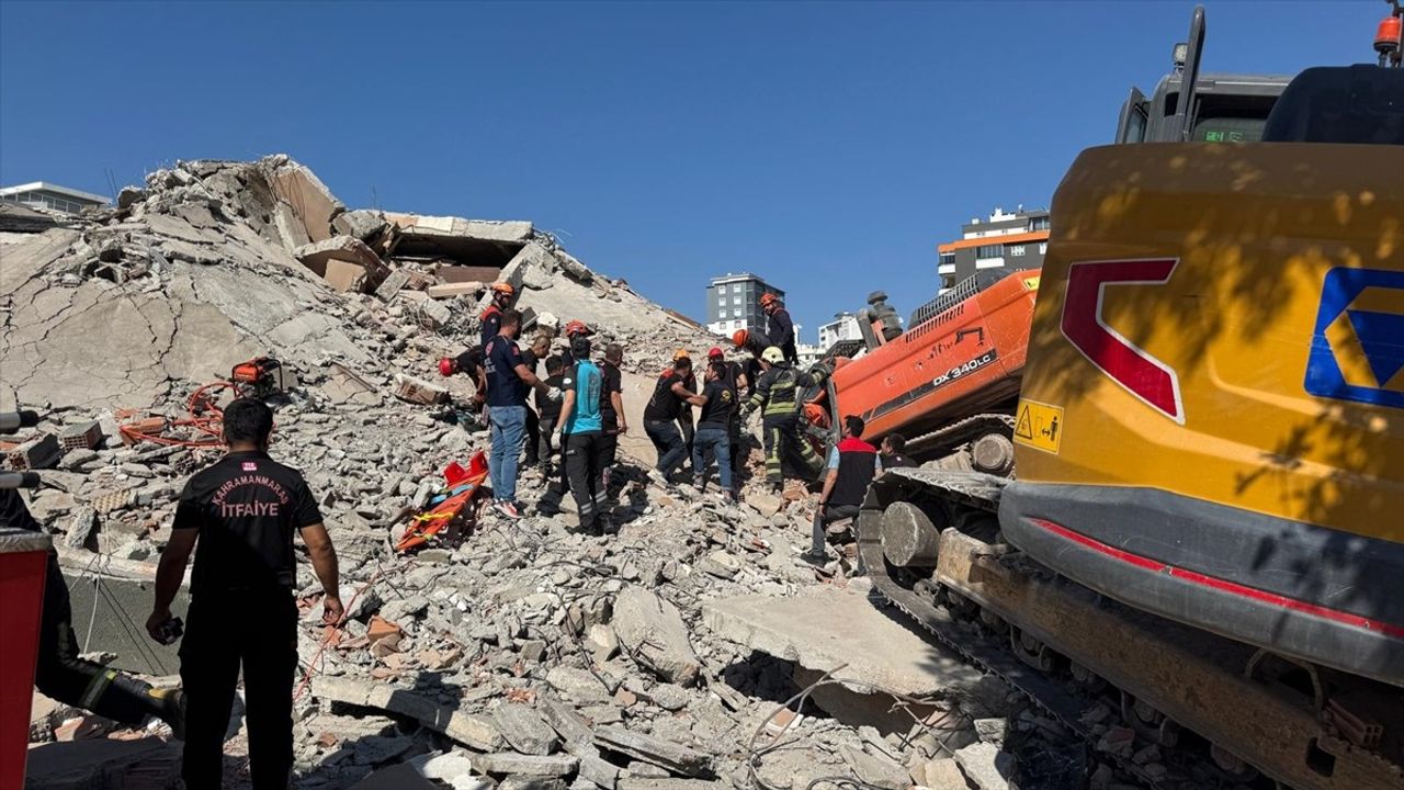 Kahramanmaraş'ta Bina Yıkımı Sırasında İş Makinesi Üzerine Devrildi