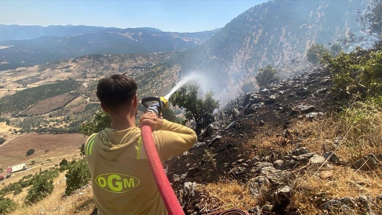Kahramanmaraş'ta Yangınla Mücadele Devam Ediyor