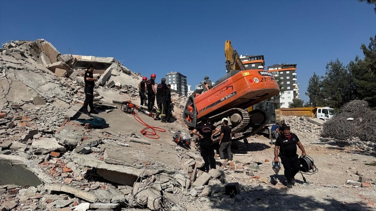 Kahramanmaraş'ta Yıkım Sırasında İş Makinesi Devrildi